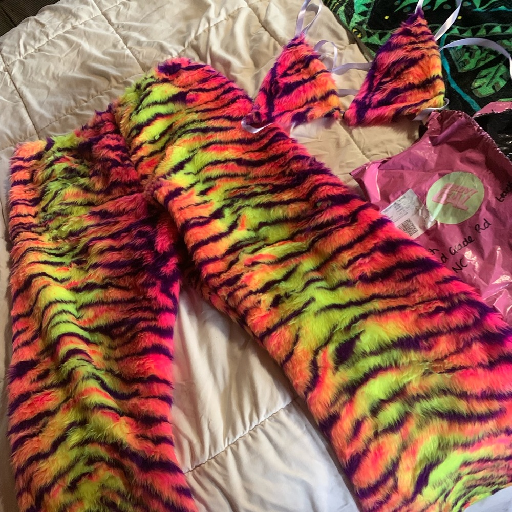 Groovy Gal UK Furry Pant/Bra Set